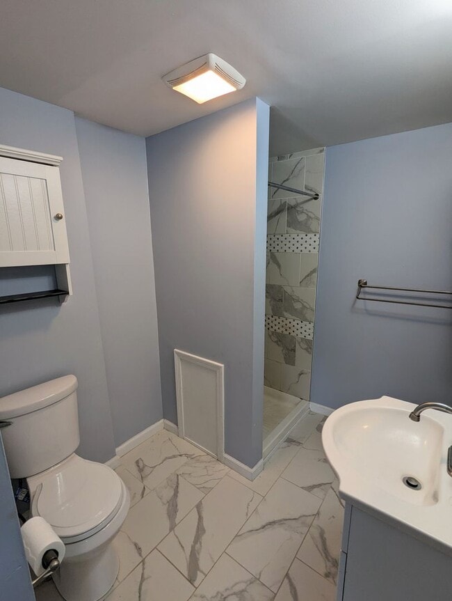 Building Photo - Spacious 3 bedroom 2.5 Bathroom Single Family Home (Mt Washington)