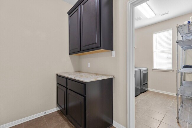 Building Photo - 2406 Sweetwater Ln