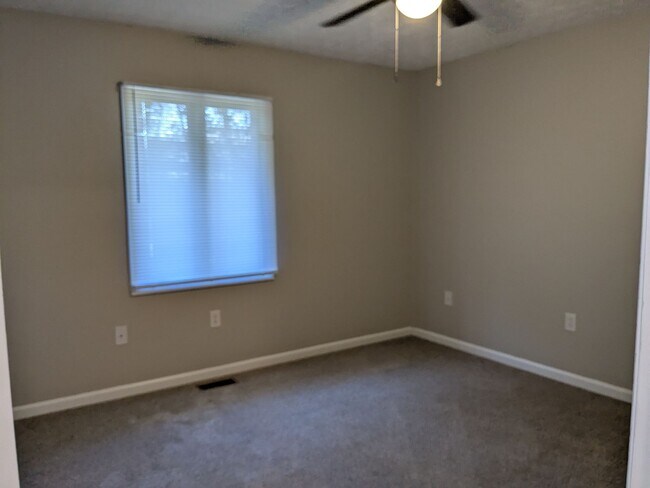 Building Photo - Beautiful 3 Bedroom, 2.5 Bathroom Condo