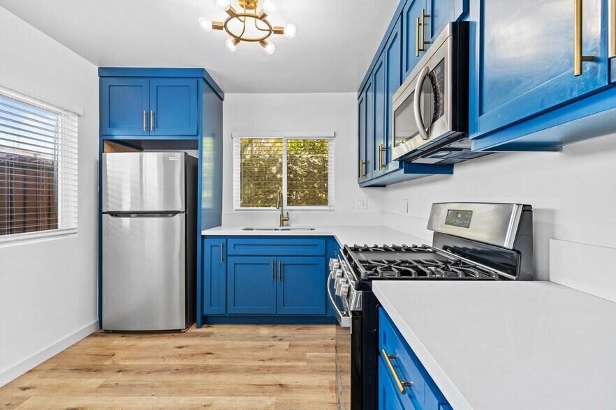 Building Photo - 1078 E 7th St