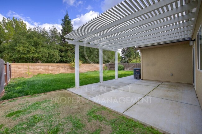 Building Photo - Beautifully maintained and modern 4-bedroom, 2-bathroom