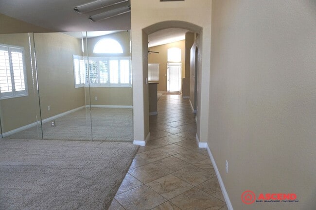 Building Photo - 3 Bedroom Home Near White Ln. & Gosford!