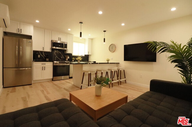 Building Photo - 9024 Phyllis Ave