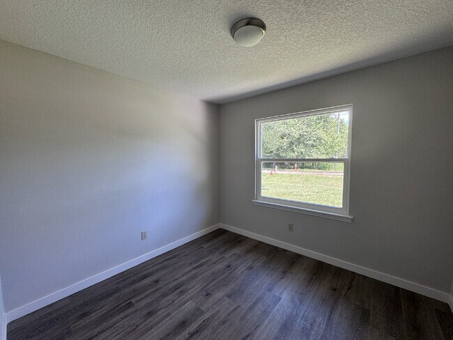 Building Photo - Charming Renovated Home Just Outside the City