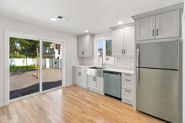 Building Photo - 314 Elmwood Ave
