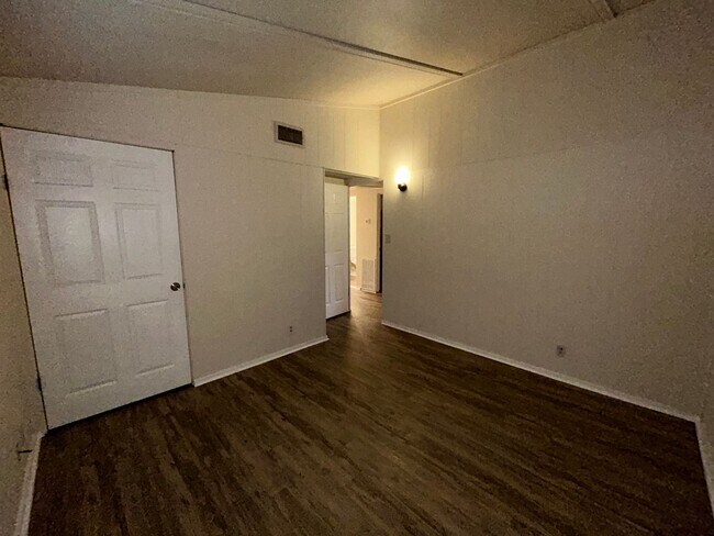 Building Photo - 73 Spence Ave