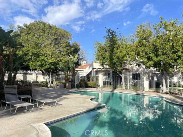 Building Photo - 5 Gaviota