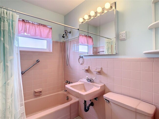 Building Photo - 22186 Catherine Ave