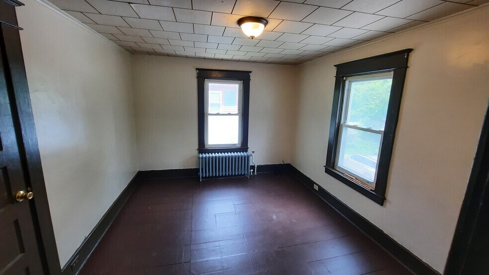 BR2 - 414 Lower Main St