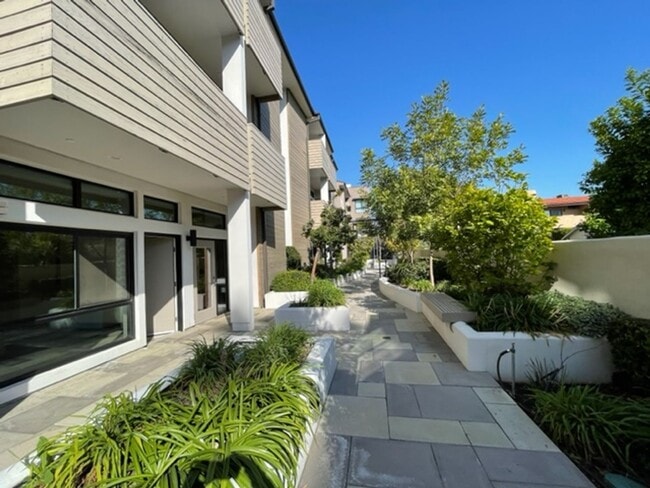 Building Photo - 536 S El Molino Ave