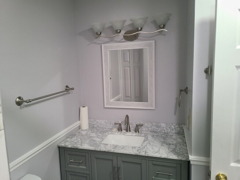 master bath - 1528 Old Oak Ln