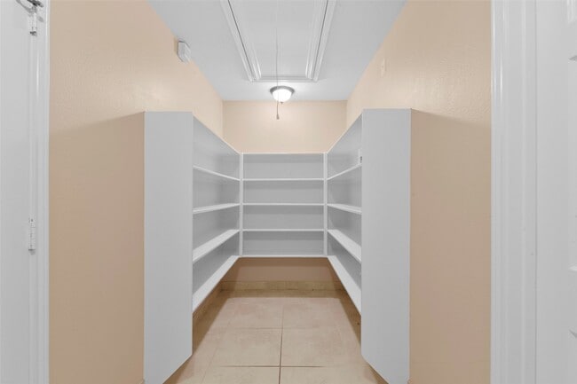 Building Photo - 9230 Eaglewood Spring Dr