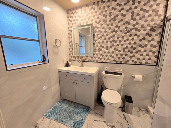 Building Photo - Remodeled 2 bed/ 2 bath/ 2 car garage ~ Annual Rental in Sarasota ~