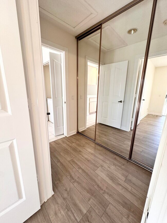 Building Photo - 9157 Sun Terrace Cir