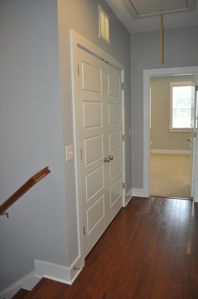 Building Photo - 4 Bedroom | 3.5 Bath Townhouse in Raleigh