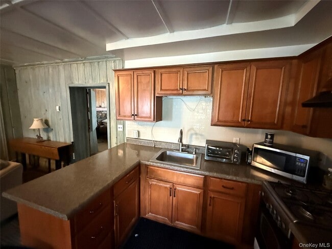 Building Photo - 649 Lakes Rd
