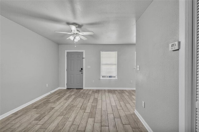 Building Photo - 901 Parmer Ave