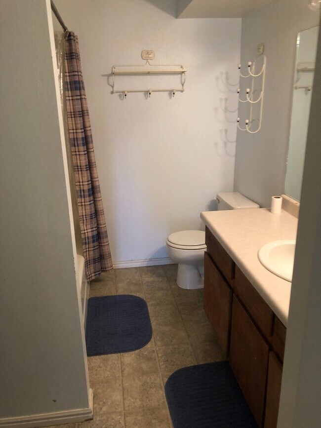 Building Photo - 2 Bed - 1.5 bath - Townhouse Living