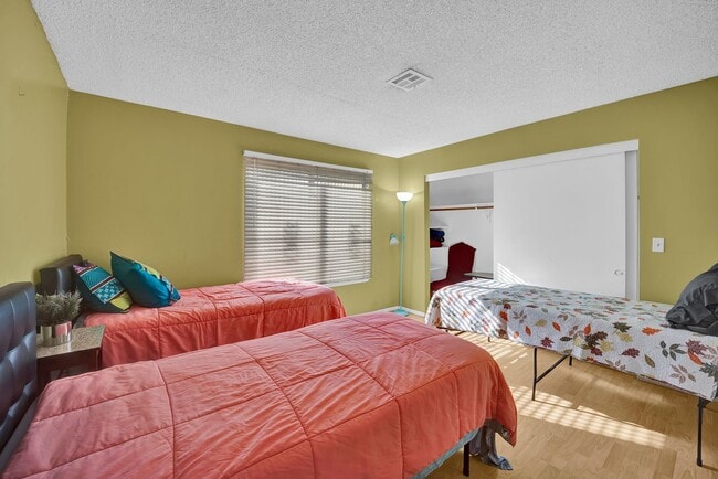 Building Photo - PARTIALLY FURNISHED 3 BEDROOM TOWNHOME NEAR CHINATOWN & STRIP