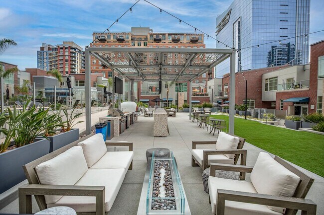 Building Photo - Modern Townhome Living in the Heart of Dow...