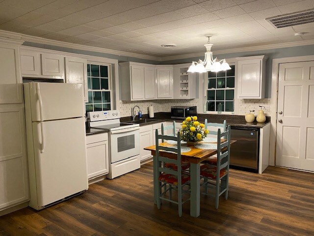 Kitchen - 2404 Elm St