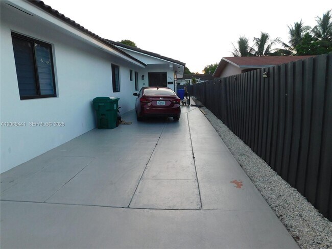 Building Photo - 330 NW 43rd Pl