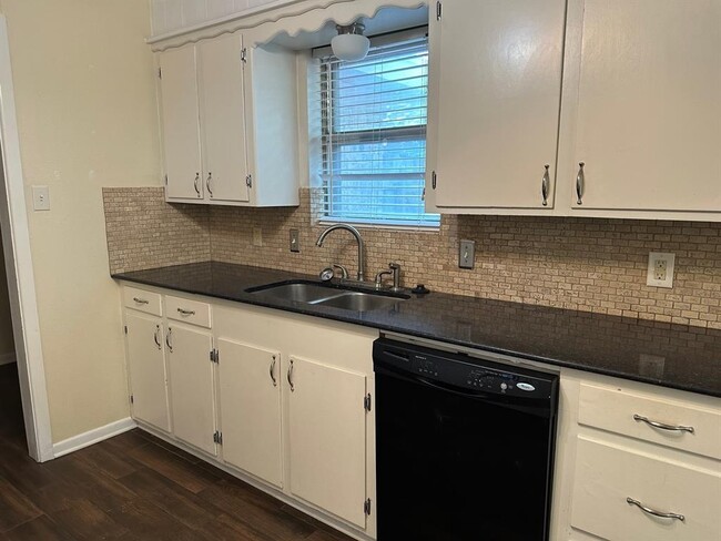 Building Photo - 4050 Brookhollow Dr