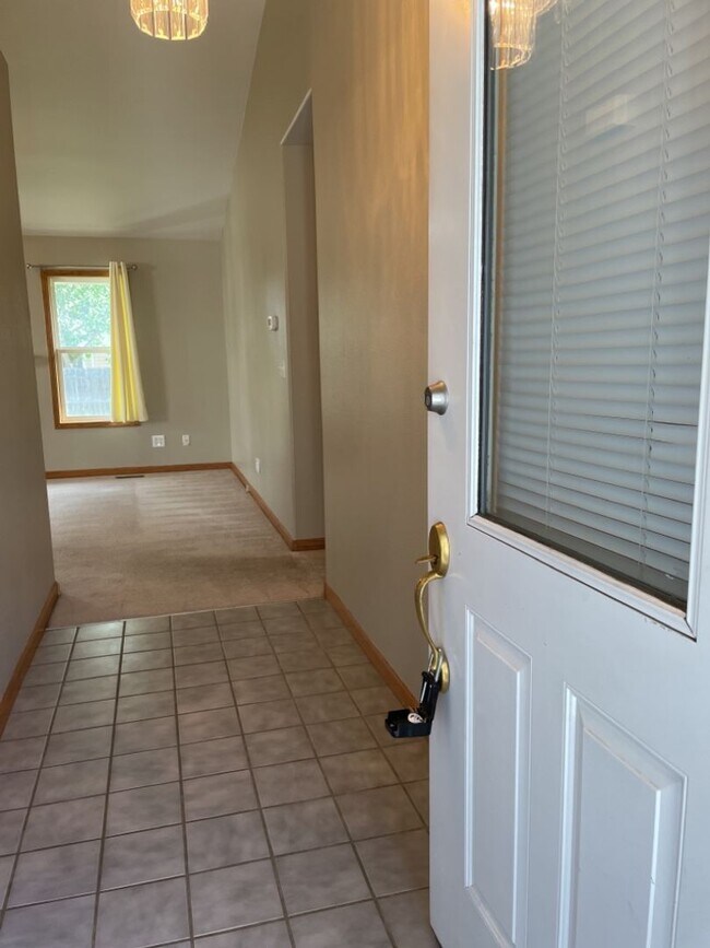 Building Photo - 4 Bed 2.5 Bath Home in Windsor - FREE Octo...