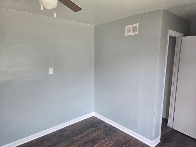 Building Photo - Spacious 4 bedroom/1 bath home with Centra...