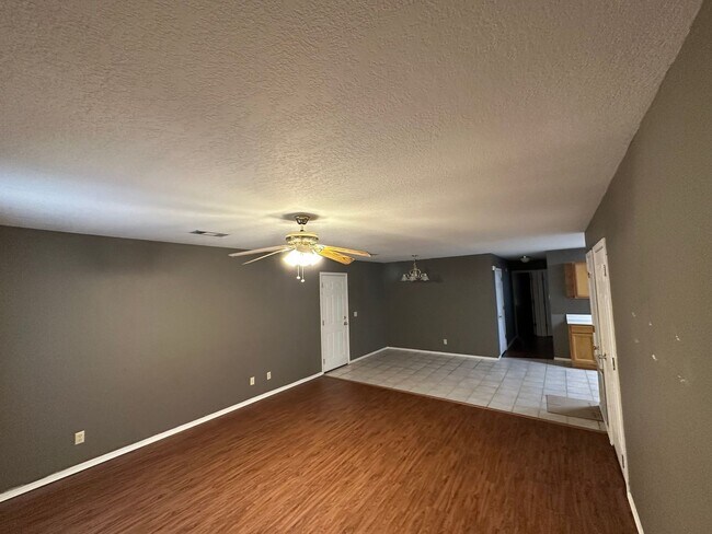 Building Photo - 301 Holly St