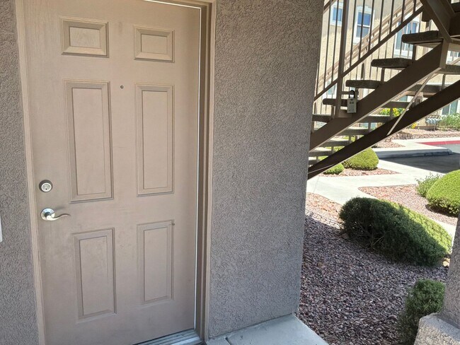 Building Photo - Condo 2 bedroom 2 bathroom Gated Entrance