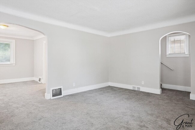Building Photo - $1250 3 bedrooms