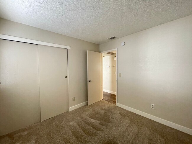 Building Photo - Beautifully Modern 2bd 1bth Apartment Home...