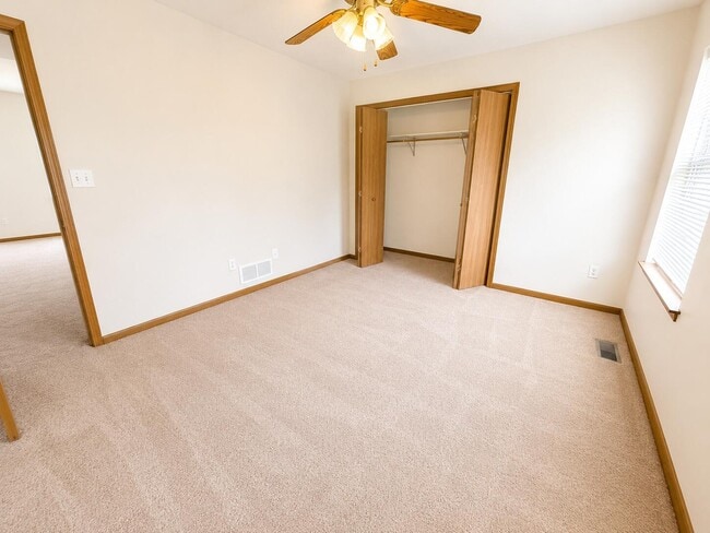 Building Photo - 4006 Meadow View Dr