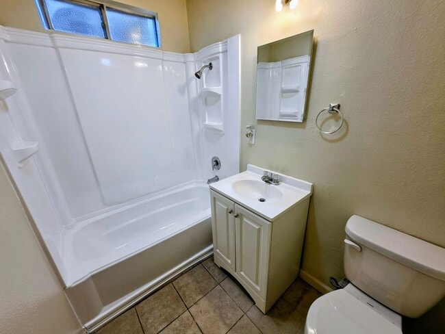 Building Photo - Spacious 4-bedroom, 2-bath house in San Bernardino near Del Rosa & Lynwood.