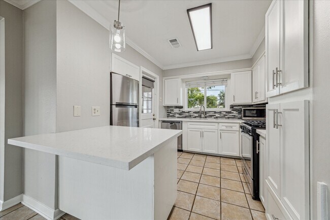 Building Photo - 4118 Gardendale Dr
