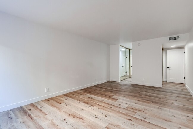 Building Photo - 435 N Oakhurst Dr