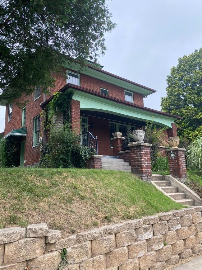 Building Photo - 470 Maple St