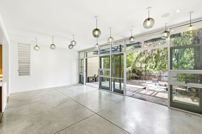 Building Photo - 1076 S Van Ness Ave