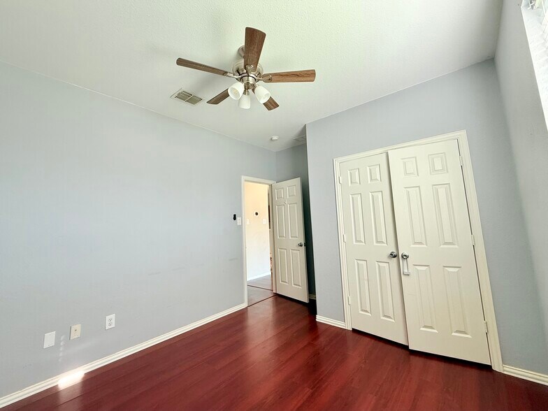 Building Photo - 4515 Sawgrass Dr