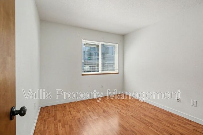 Building Photo - 5262 Springcrest Dr S