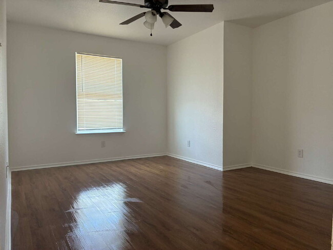 Building Photo - Four Bedroom/ Two and a Half Bed Home Near Brooks City Base