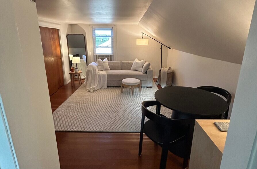 Primary Photo - 686 Bloom Rd