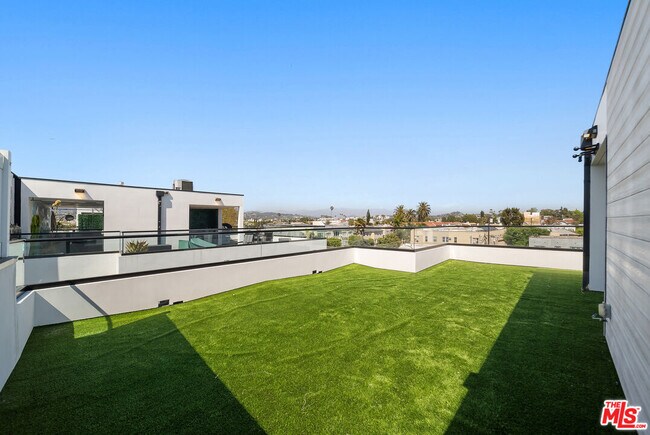 Building Photo - 733 N Gramercy Pl