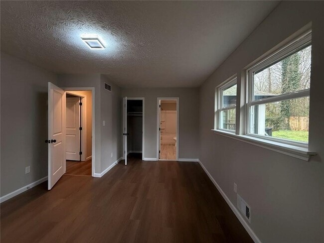 Building Photo - 1055 Pinecrest Dr