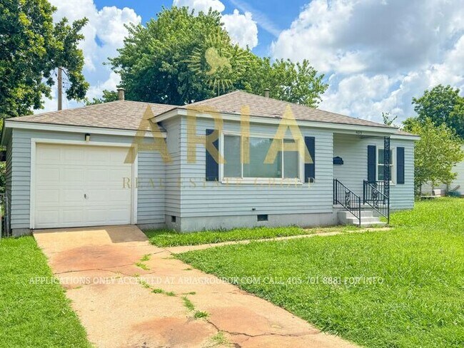 Building Photo - LOCATION! LOCATION! LOCATION! Charming 2 B...