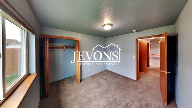 Building Photo - $500 Off First Month! Enjoy this 3-bedroom home featuring a fully equipped kitchen, a two-car att...