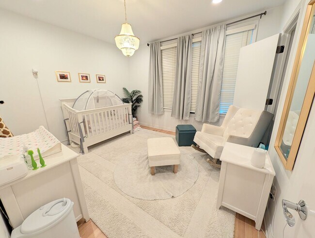 Building Photo - Stunning rehabbed 3-Bedroom Townhome in Fulton Market / West Loop