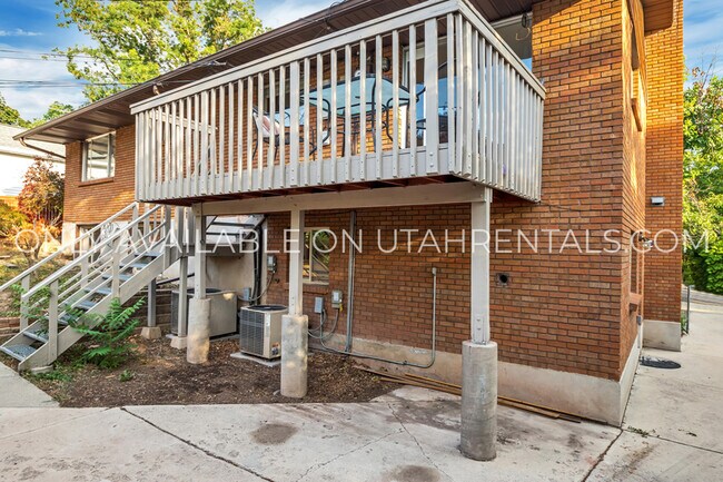 Building Photo - 2551 E Elm Ave