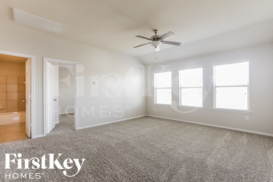 Building Photo - 9931 Knob Hollow Way